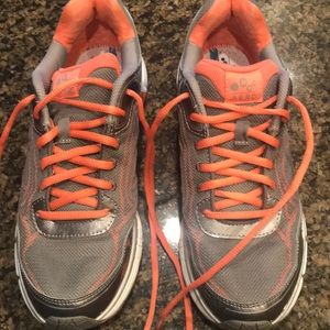 Walking Shoes/Tennis